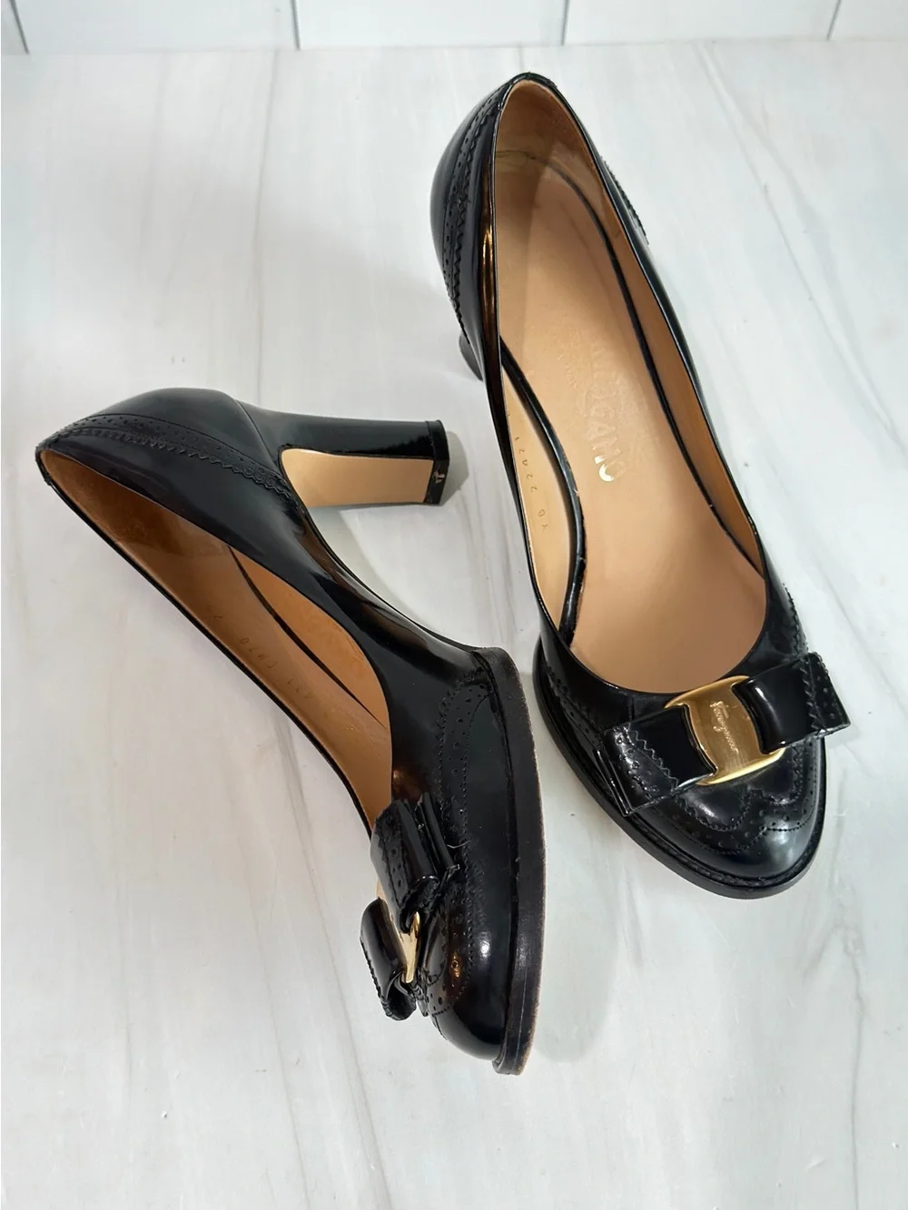SALVATORE FERRAGAMO VERA STYLE BOW PUMPS WINGTIP BAROQUE DETAILS SIZE 7.5 CAREER